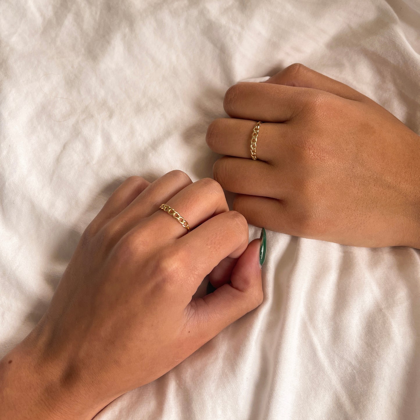 chain rings on two hands, sister chain rings, sister solid gold ring, sister gift, dainty ring, dainty ring gift, gift for her, anniversary gift